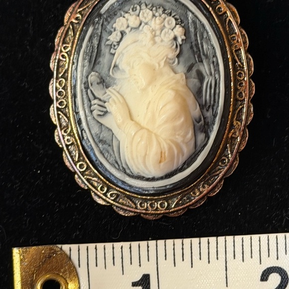 Vintage Cameo Brooch with Intricate Design - Picture 4 of 6